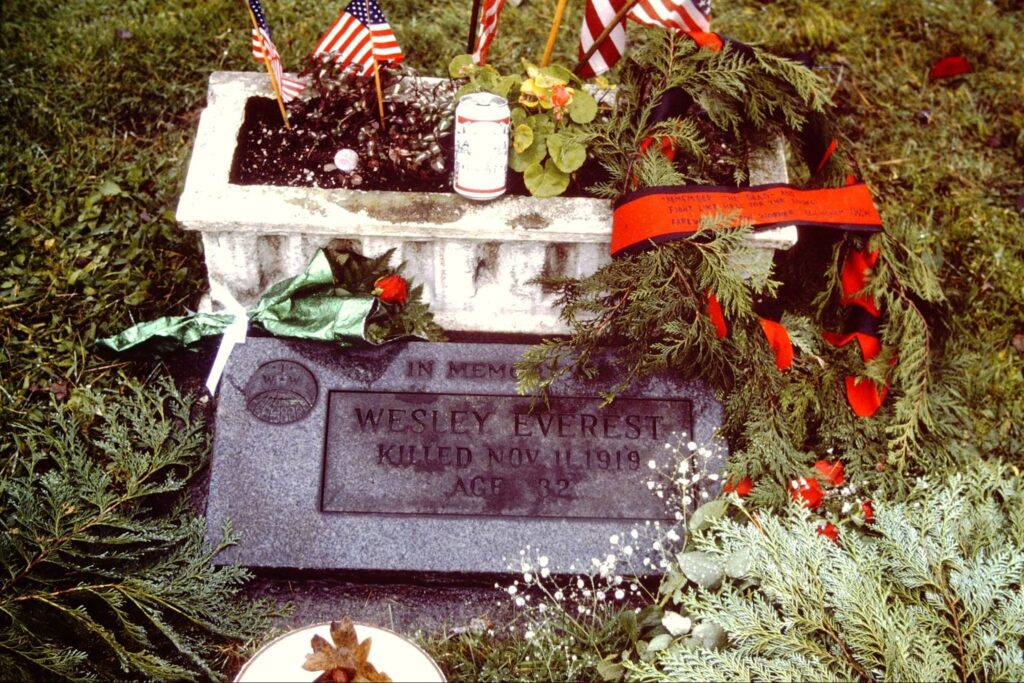 Wesley Everest's Grave, on the first annual gathering of Wobblies in remembrance of his death, 1989. Credit: FW Tuck x331980